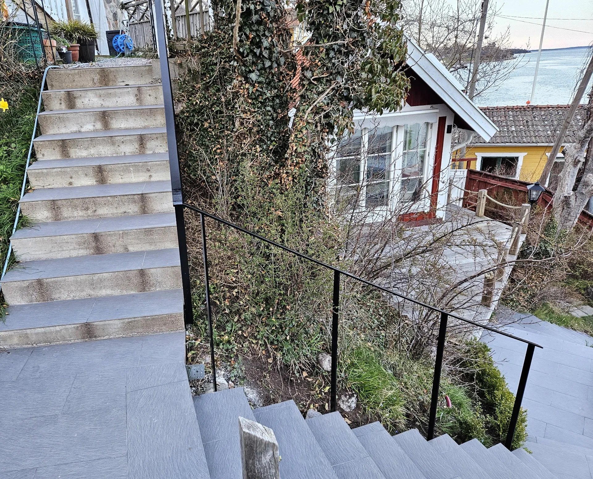 Räcke längs en lång trappa i trädgården