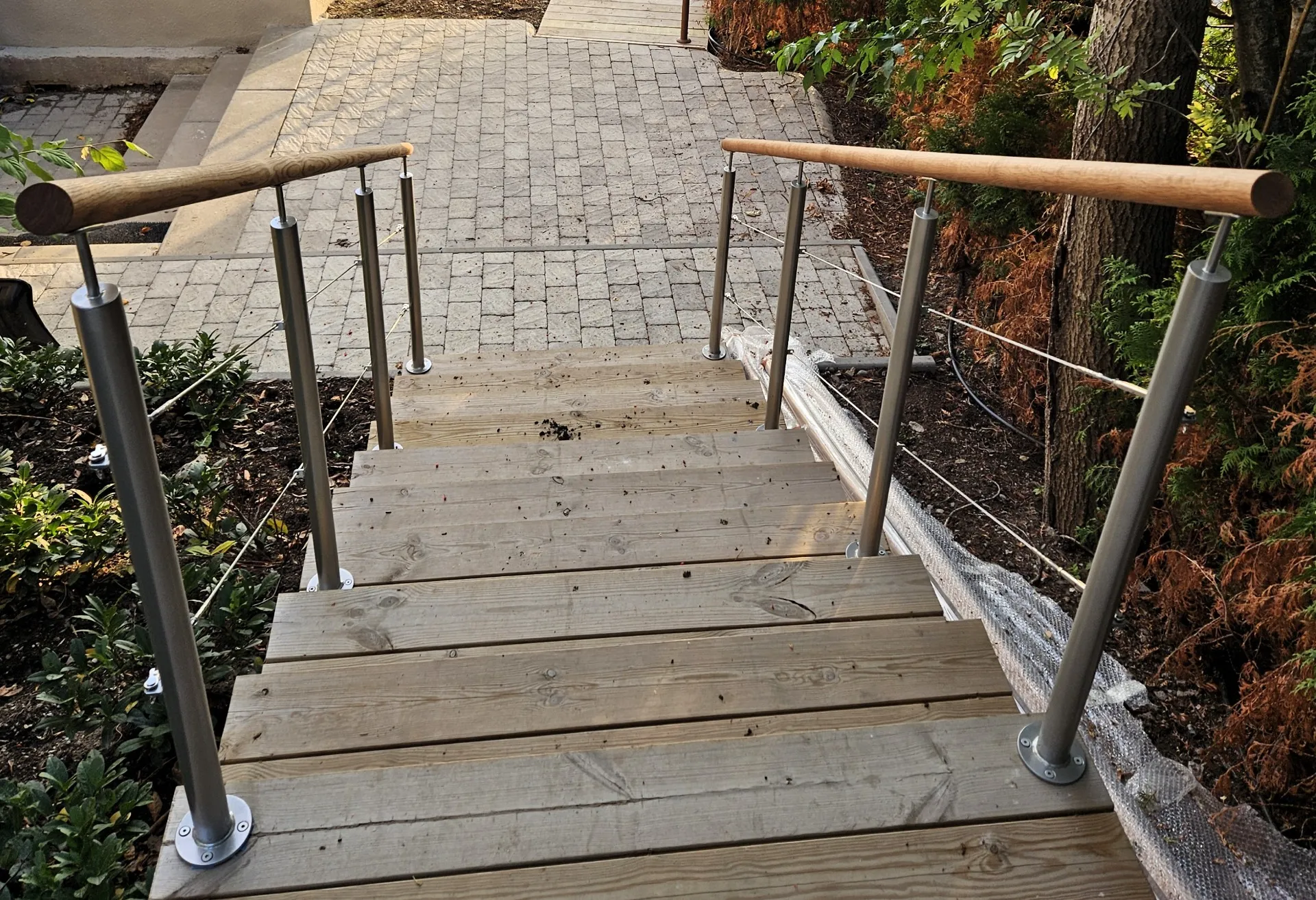 Rostfri ledstång längs en trätrappa