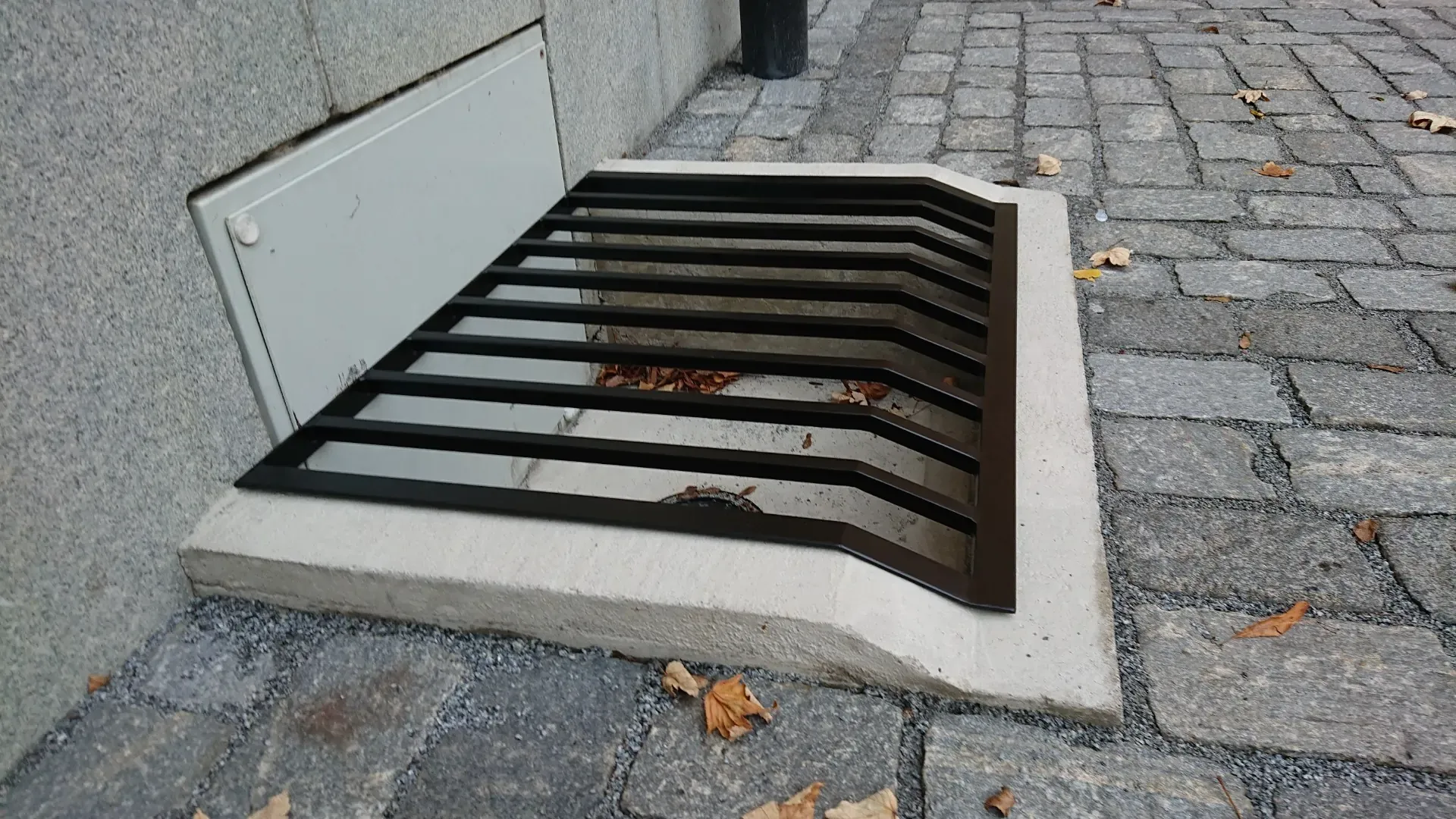Galler i stål över en ljusgård